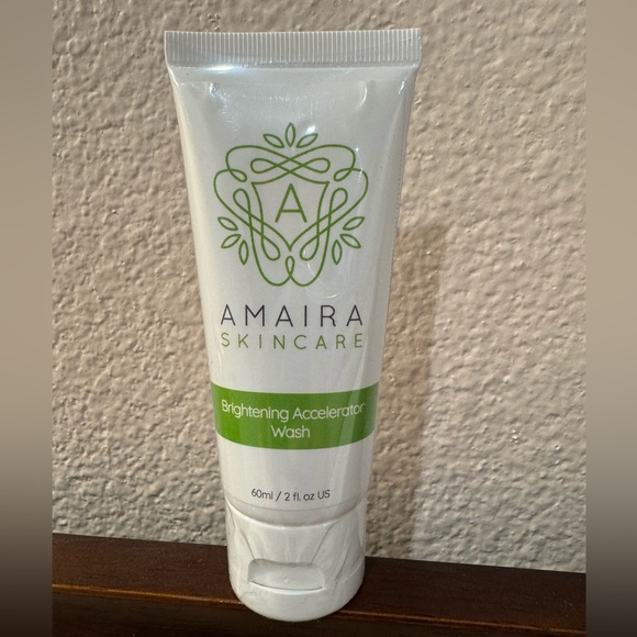 ✨New✨ AMAIRA BRIGHTENING ACCELERATOR WASH - Picture 2 of 8